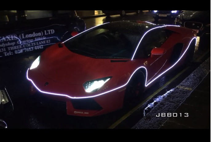 Lamborghini Aventador do den led noi bat don Giang sinh